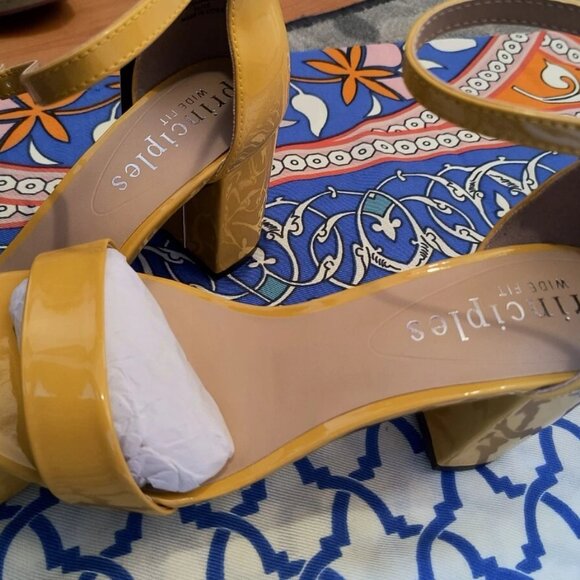 Sandals - Picture 2 of 5